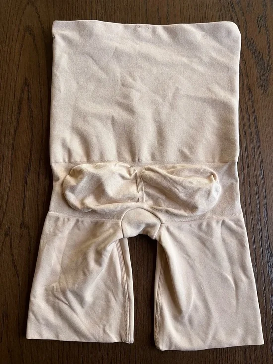 Assets by Spanx Remarkable Results Shaping High-Waist Shorts NWT Beige SZ Med - Picture 2 of 6